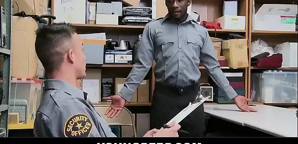  White Security Guard Bang His Black Collegue Deep And RAW - YOUNGPERP.COM